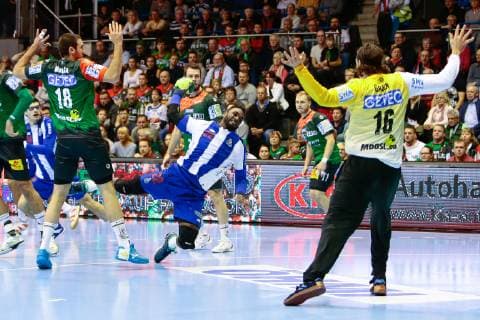 18.11.2018, xtgx, Handball EHF Pokal, SC Magdeburg - FC Porto emspor, v.l. Alexis Borges Hernandez (FC Porto, 22) wirft Tor, Torschütze, erzielt Tor, Treffer, scores the goal GETEC Arena