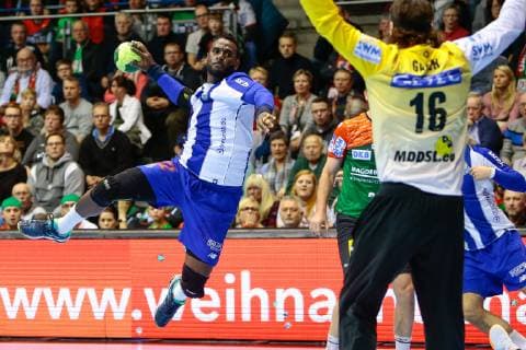 18.11.2018, xtgx, Handball EHF Pokal, SC Magdeburg - FC Porto emspor, v.l. Alexis Borges Hernandez (FC Porto, 22) wirft Tor, Torschütze, erzielt Tor, Treffer, scores the goal GETEC Arena