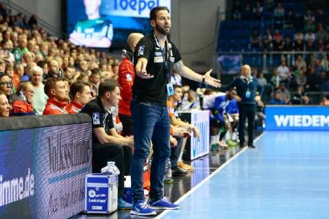 18.11.2018, xtgx, Handball EHF Pokal, SC Magdeburg - FC Porto emspor, v.l. Bennet Wiegert (Magdeburg, Trainer) gibt Anweisungen, gestikuliert mit den Armen, gesticulate, gives instructions GETEC Arena