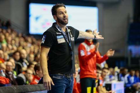 18.11.2018, xtgx, Handball EHF Pokal, SC Magdeburg - FC Porto emspor, v.l. Bennet Wiegert (Magdeburg, Trainer) gibt Anweisungen, gestikuliert mit den Armen, gesticulate, gives instructions GETEC Arena