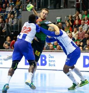 18.11.2018, xtgx, Handball EHF Pokal, SC Magdeburg - FC Porto emspor, v.l. Alexis Borges Hernandez (FC Porto, 22), Christian O Sullivan (Magdeburg, 24) Zweikampf, Duell, Kampf, tackle GETEC Arena