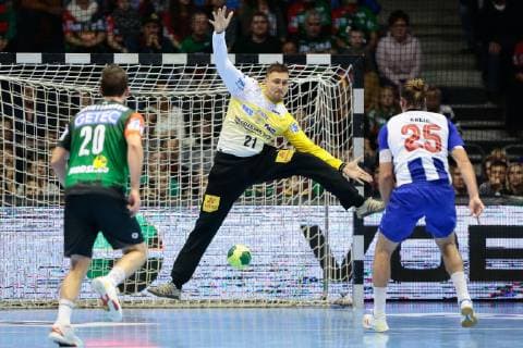 18.11.2018, xtgx, Handball EHF Pokal, SC Magdeburg - FC Porto emspor, v.l. Dario Quenstedt (Magdeburg, 21) gegen Antonio Rodrigues Areia (FC Porto, 25) beim Siebenmeter GETEC Arena