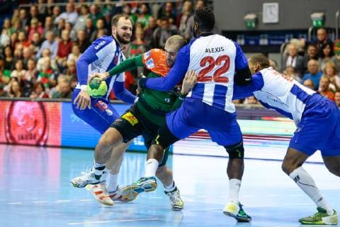 18.11.2018, xtgx, Handball EHF Pokal, SC Magdeburg - FC Porto emspor, v.l. Zeljko Musa (Magdeburg, 2), Alexis Borges Hernandez (FC Porto, 22) Zweikampf, Duell, Kampf, tackle GETEC Arena
