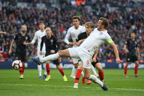 England v Croatia UEFA Nations League Harry Kane of England pokes the ball forward for Jesse Lingard of England to score his side s 1st goal during the UEFA Nations League match at Wembley Stadium, London Content Not Available For UK Newspapers Copyright: xPaulxChestertonx FIL-12568-0053