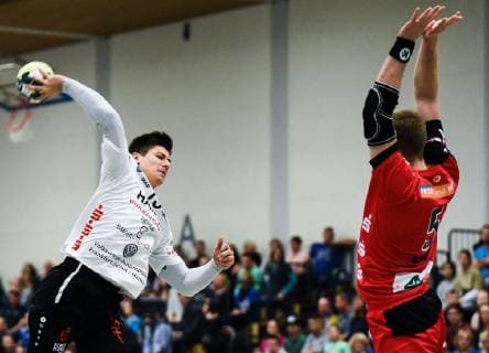 18.11.2018, xpsx, Handball 3.Liga, HSG Hanau - HC Erlangen II v.l. Maximilian Bergold (Hanau), Johannes Bayer (Erlangen) Hanau Hessen Deutschland (DEU)