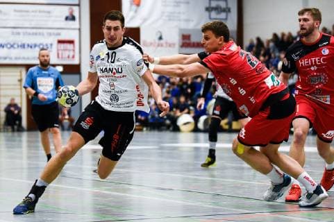 18.11.2018, xpsx, Handball 3.Liga, HSG Hanau - HC Erlangen II v.l. Marc Strohl (Hanau), Sergej Gorpishin (Erlangen) Hanau Hessen Deutschland (DEU)