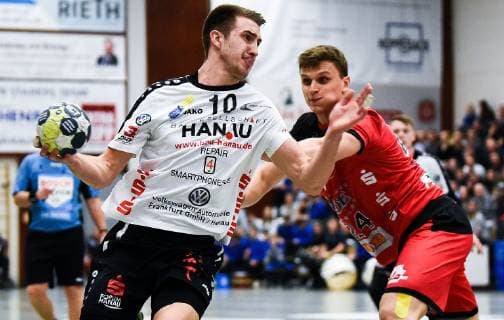 18.11.2018, xpsx, Handball 3.Liga, HSG Hanau - HC Erlangen II v.l. Marc Strohl (Hanau), Sergej Gorpishin (Erlangen) Hanau Hessen Deutschland (DEU)