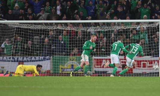 SOCCER - UEFA NL, NIR vs AUT BELFAST,NORTHERN IRELAND,18.NOV.18 - SOCCER - UEFA Nations League, OEFB international match Länderspiel Northern Ireland vs Austria. Image shows Heinz Lindner (AUT), Liam Boyce (NIR), Niall McGinn (NIR) and Corry Evans (NIR). Keywords: goal. GEPAxpictures xChristianxOrt