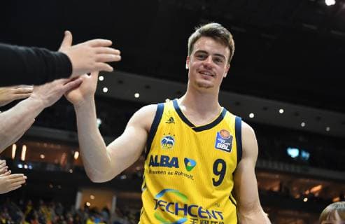 Jonas Mattisseck (ALBA), klatscht nach dem Spiel die Fans ab ALBA Berlin - Brose Bamberg Basketball, easy Credit BBL , Herren, men, Saison 2018 2019 Berlin, 18.11.2018 , Mercedes-Benz Are26