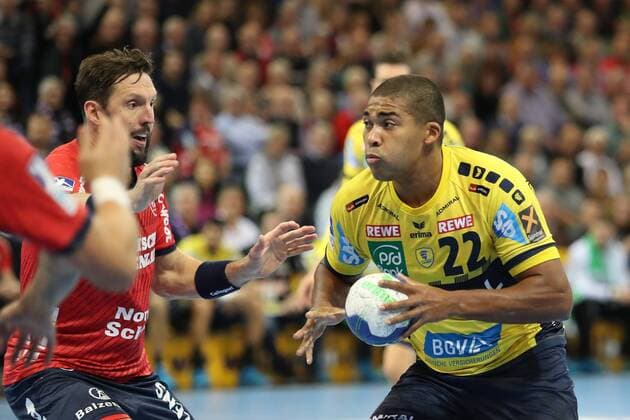 SG Flensburg-Handewitt vs Rhein-Neckar Loewen, Handball, 1.Bundesliga, 19.11.18 Mads Mensah Larsen (Rhein-Neckar-Loewen, 22) gegen Tobias Karlsson (SG Flensburg-Handewitt, 03)