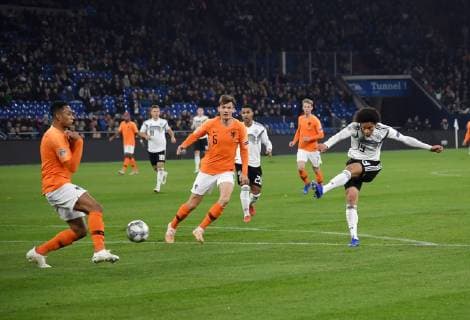 Sport Bilder des Tages 19.11.2018, Fussball, UEFA Nations League, Saison 2018 2019, 6. Spieltag, Deutschland - Niederlande, Leroy Sane (Deutschland), re., erzielt mit diesem Schuss das Tor zum 2:0 DFB REGULATIONS PROHIBIT ANY USE OF PHOTOGRAPHS AS IMAGE SEQUENCES AND OR QUASI-VIDEO.