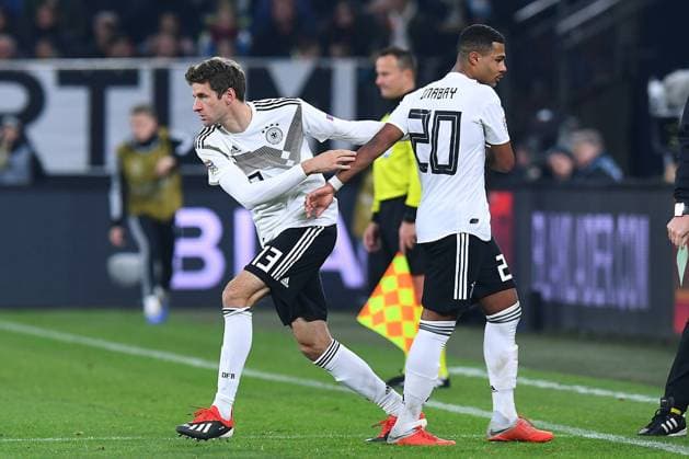 Sport Bilder des Tages Fußball UEFA Nations League Deutschland - Niederlande am 19.11.2018 in der Veltins Arena in Gelsenkirchen Serge Gnabry ( Deutschland ), rechts - Thomas Müller ( Deutschland ), links DFB regulations prohibit any use of photographs as image sequences and or quasi-video.