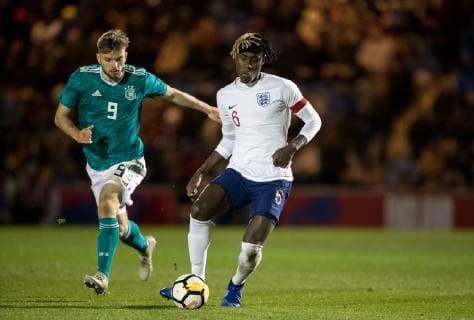 Fu?ball, U20, England - Deutschland Trevoh Chalobah (Ipswich Town, loan from Chelsea) of England U20 moves from Manuel Wintzheimer (Hamberger SV) of Germany U20 during the international match L?nderspiel between England U20 and Germany U20 at the Weston Homes Community Stadium, Colchester, England on 19 November 2018. Copyright: xAndyxRowlandx PMI-2416-0001