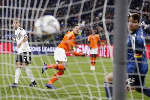 Sport Themen der Woche KW47 Sport Bilder des Tages GELSENKIRCHEN, Veltins Arena , 19-11-2018, football, season 2018 2019, Netherlands player Virgil van Dijk (R) scores his 2-2 during the Nations League game Germany - Netherlands. Germany - Netherlands  x2632487x