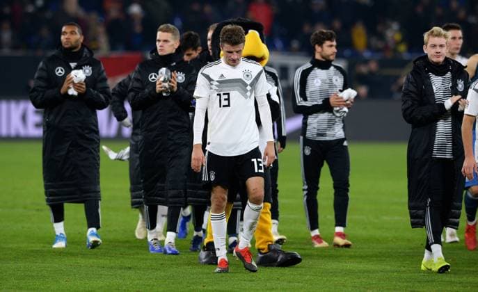 Sport Bilder des Tages Fussball, Herren, Deutschland, Nationalmannschaft; Nations League, Veltins Arena Gelsenkirchen: Deutschland (weiss) - Niederlande (orange) 2:2; Unzufriedener Abgang, Thomas Müller (GER). Enttäuschung, Frust, Aktion. DFB REGULATIONS PROHIBIT ANY USE OF PHOTOGRAPHS AS IMAGE SEQUENCES AND OR QUASI-VIDEO.