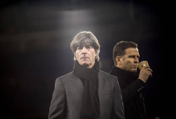 Joachim Jogi LOEW (LÖW) (Trainer Bundestrainer, GER) dahinter Oliver BIERHOFF (Manager, GER), Fussball Laenderspiel, Nations League, Deutschland (GER) - Niederlande (NED), am 19.11.2018 in Gelsenkirchen Deutschland.