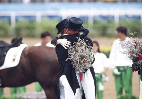 Die Siegerinnen bzw. Gewinner von Gold und Silber in der Dressur bei der Olympiade von Barcelona 1992 feiern und freuen sich gemeinsam sie kennen sich ja einander sehr gut kommen sie doch aus Deutschland : Nicole Uphoff (Rembrandt) und Isabell Werth ( Gigolo FRH) *** The winners of gold and silver in dressage at the 1992 Olympic Games in Barcelona celebrate and are happy together they know each other very well but they come from Germany Nicole Uphoff Rembrandt and Isabell Werth Gigolo FRH