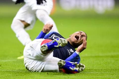 Fußball, Frankreich - Uruguay blessure a l epaule de de Kylian Mbappe (France) apres son choc avec Martin Campana (Uruguay) FOOTBALL : France vs Uruguay - Match Amical - St Denis - 20 11 2018 JBAutissier Panoramic 