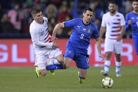 US Christian Pulisic and Italian Kevin Lasagna fight for the ball during a friendly soccer game between Italy and USA in Genk, Tuesday 20 November 2018. YORICKxJANSENS  x05473706x