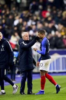 blessure a l epaule de Kylian Mbappe (France) apres son choc avec Martin Campana (Uruguay) Didier Deschamps - entraineur (France) FOOTBALL : France vs Uruguay - Match Amical - St Denis - 20 11 2018 JBAutissier Panoramic 