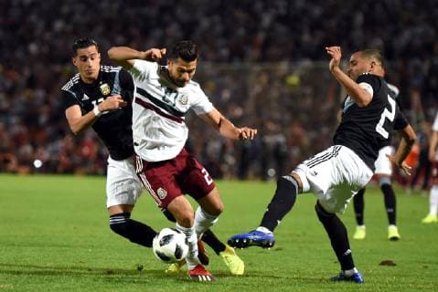 Argentina s Gabriel Mercado (R) and Ramiro Funes Mori (L) vies for the ball against Mexico s Henry Martin during a friendly match between Argentina and Mexico at the Malvinas Argentinas stadium, in Mendoza, Argentina, 20 November 2018. Argentina vs. Mexico !ACHTUNG: NUR REDAKTIONELLE NUTZUNG!  Copyright: xPachyxReynosox AME8117 20181121-636783662737667267
