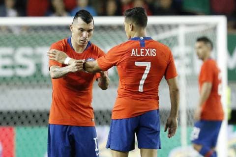Futbol, Chile vs Hondura El jugador de la seleccion chilena Gary Medel entrega la jineta de capit‡n a Alexis Sanchez, tras ser sustituido contra Hondura, durante el partido amistoso realizado en el estadio German Becker de Temuco, Chile. 20 11 2018 Ramon Monroy Photosport Football, Chile vs Hondura Chile s player Alexis Sanchez, laments after losing goal against Hondura during the friendly match held at the German Becker stadium in Temuco, Chile. 20 11 2018 Ramon Monroy Photosport Chile vs Hondura, amistoso 2018 