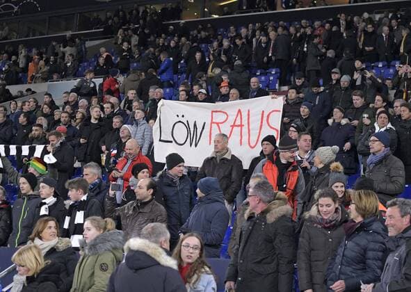 19.11.2018, Fussball, UEFA Nations League, Gruppe 1, Spieltag 6, Deutschland - Niederlande, in der Veltins-Arena auf Schalke in Gelsenkirchen, Deutsche Fans fordern den Rauswurf von Bundestrainer Joachim Löw (Deutschland).