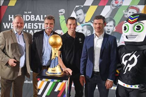 v.li:Andreas Michelmann, Praesident Deutscher Handballbund,Heiner Brand, Weltmeister als Spieler und Trainer 1978 2007 und WM-Botschafter Koeln, Dominik Klein, Weltmeister 2007 und WM-Botschafter Muenchen Henning Fritz, Weltmeister 2007 und WM-Botschafter Hamburg, Maskottchen STAN- posieren mit dem IHF WM Pokal,Cup,Trophaee. Pressekonferenz Ó50 Tage bis zur Handball-WM 2019Ó am 21.11.2018 in Muenchen.
