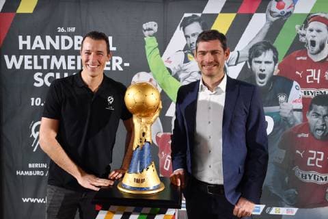 v.li:Dominik Klein, Weltmeister 2007 und WM-Botschafter Muenchen Henning Fritz, Weltmeister 2007 und WM-Botschafter Hamburg- posieren mit dem IHF WM Pokal,Cup,Trophaee. Pressekonferenz Ó50 Tage bis zur Handball-WM 2019Ó am 21.11.2018 in Muenchen.