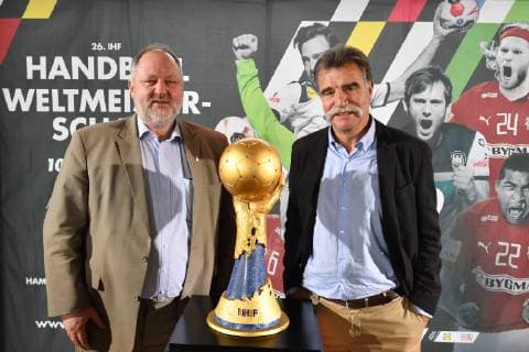 v.li:Andreas Michelmann, Praesident Deutscher Handballbund,Heiner Brand, Weltmeister als Spieler und Trainer 1978 2007 und WM-Botschafter Koeln, posieren mit dem IHF WM Pokal,Cup,Trophaee. Pressekonferenz Ó50 Tage bis zur Handball-WM 2019Ó am 21.11.2018 in Muenchen.