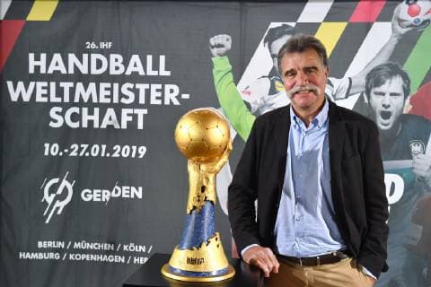 Heiner Brand, Weltmeister als Spieler und Trainer 1978 2007 und WM-Botschafter Koeln, posiert mit dem IHF WM Pokal,Cup,Trophaee. Pressekonferenz Ó50 Tage bis zur Handball-WM 2019Ó am 21.11.2018 in Muenchen.