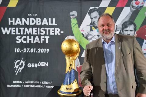 Andreas Michelmann, Praesident Deutscher Handballbund,posiert mit dem IHF WM Pokal,Cup,Trophaee. Pressekonferenz Ó50 Tage bis zur Handball-WM 2019Ó am 21.11.2018 in Muenchen.