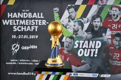 Feature,Randmotiv,allgemein: IHF WM Pokal,Cup,Trophaee vor einem Plakat der Handball WM 2019.Sachaufnahme. Pressekonferenz Ó50 Tage bis zur Handball-WM 2019Ó am 21.11.2018 in Muenchen.