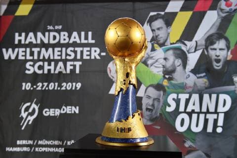 Feature,Randmotiv,allgemein: IHF WM Pokal,Cup,Trophaee vor einem Plakat der Handball WM 2019.Sachaufnahme. Pressekonferenz Ó50 Tage bis zur Handball-WM 2019Ó am 21.11.2018 in Muenchen.