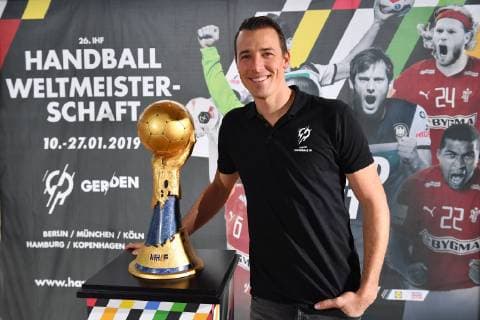 Dominik Klein, Weltmeister 2007 und WM-Botschafter Muenchen posiert mit dem IHF WM Pokal,Cup,Trophaee. Pressekonferenz Ó50 Tage bis zur Handball-WM 2019Ó am 21.11.2018 in Muenchen.