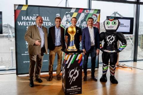 Muenchen, Deutschland, 21.11.2018, Pressekonferenz, 50 Tage bis zur Handball-WM 2019 Andreas Michelmann (Praesident Deutscher Handballbund), Heiner Brand, Dominik Klein, Henning Fritz, Maskottchen Stan ( DeFodi507