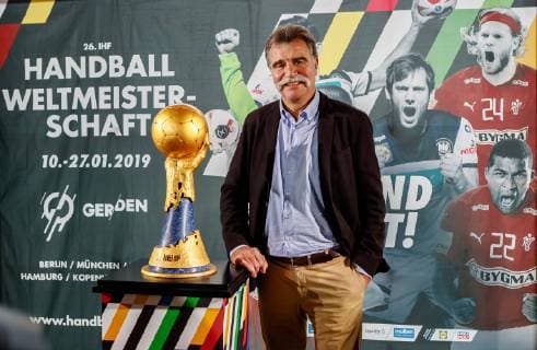 Muenchen, Deutschland, 21.11.2018, Pressekonferenz, 50 Tage bis zur Handball-WM 2019 Heiner Brand mit WM Pokal ( DeFodi507