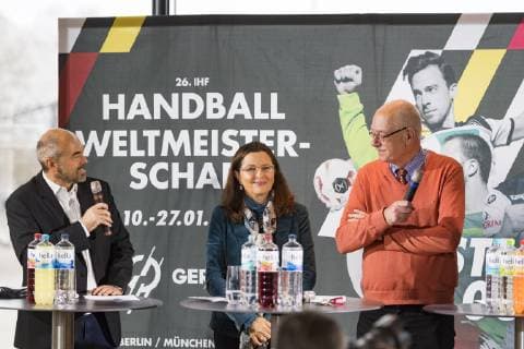Pressekonferenz zur Handball WM, Coubertin Olympiapark Muenchen.21.11.2018. Im Bild: v.links Tobias Kohler, Pressesptrecher Olympiapark Muenchen GmbH, Marion Schoene, Geschaeftsfuehrerin Olympiapark Muenchen GmbH, Thomas Ranft, Stadtrat LH Muenchen Â
