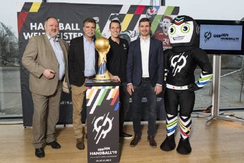 Pressekonferenz zur Handball WM, Coubertin Olympiapark Muenchen.21.11.2018. Im Bild:.links Andreas Michelmann, Praesident Deutscher Handballbund, Heiner Brand, Weltmeistertrainer 2007, Dominik Klein, Linksaussen Weltmeistermannschaft 2007, Henning Fritz, Torwart Weltmeistermannschaft 2007, Maskottchen Stan Â