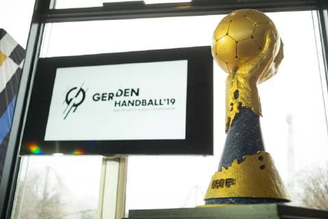 Pressekonferenz zur Handball WM, Coubertin Olympiapark Muenchen.21.11.2018. Im Bild: Logo und IHF Handball WM-Pokal Â