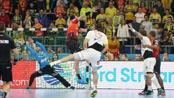 EHF Handball Champions League, Gruppenphase, 9. Spieltag: Rhein-Neckar Löwen - Telekom Veszprem HC am 21.11.2018 in der SAP-Arena in Mannheim (Baden-Württemberg), xmdx, 9-8 fuer Telekom Veszprem durch Nagy Laszlo (19, Telekom Veszprem) gegen Andreas Palicka (12, Tor, Rhein Neckar Loewen) , , torjubel, Rhein-Neckar Löwen - Telekom Veszprem HC