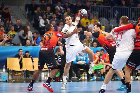 Kent Robin Toennesen (Telekom Veszprem HC) im Zweikampf mit Mads Mensah (Rhein Neckar Loewen) und Gedeon Guardiola (Rhein Neckar Loewen), Rhein Neckar Loewen vs Telekom Veszprem HC, EHF Champions League, 21.11.2018, Foto Eibner Rhein Neckar Loewen vs Telekom Veszprem HC, EHF Champions League, 21.11.2018 Mannheim Copyright: xEIBNER Alexander_Neisx EP_ANS