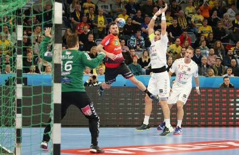EHF Handball Champions League, Gruppenphase, 9. Spieltag: Rhein-Neckar Löwen - Telekom Veszprem HC am 21.11.2018 in der SAP-Arena in Mannheim (Baden-Württemberg), xmdx, Bogdan Radivojevic (14, Rhein Neckar Loewen) vergibt torchance gegen Mikler Roland (16, goalkeeper, Telekom Veszprem), Rhein-Neckar Löwen - Telekom Veszprem HC