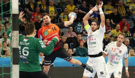 EHF Handball Champions League, Gruppenphase, 9. Spieltag: Rhein-Neckar Löwen - Telekom Veszprem HC am 21.11.2018 in der SAP-Arena in Mannheim (Baden-Württemberg), xmdx, Bogdan Radivojevic (14, Rhein Neckar Loewen) vergibt torchance gegen Mikler Roland (16, goalkeeper, Telekom Veszprem), Rhein-Neckar Löwen - Telekom Veszprem HC