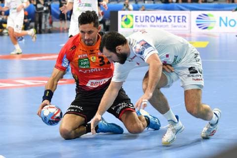 Rhein Neckar Loewen - Telekom Veszprem HC Veszprems Dejan Manaskov gegen Rhein Neckar Loewe Alexander Petersson (Nr.32) beim Spiel in der Champions League, Rhein Neckar Loewen - Telekom Veszprem HC. Mannheim. 21.11.18 Handball Champions League , Mannheim Baden Wuerttemberg Deutschland SAP Arena