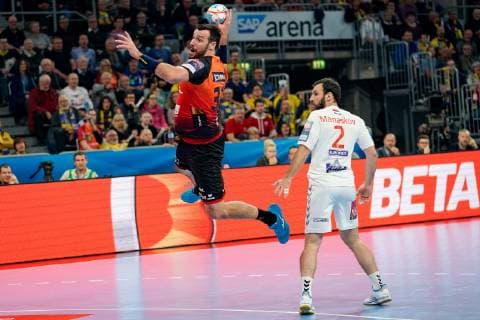 v.li.: Gedeon Guardiola (RNL, 30), Dejan Manaskov (KC Veszprem, 2), beim Sprungwurf, Wurf, Torwurf, Action, Aktion, Spielszene, Handball, Champions League, Rhein-Neckar Löwen - Telekom Veszprem HC,