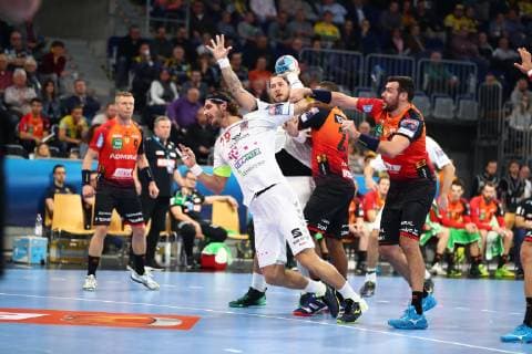 Laszlo Nagy (Telekom Veszprem HC) im Zweikampf mit Gedeon Guardiola (Rhein Neckar Loewen), Rhein Neckar Loewen vs Telekom Veszprem HC, EHF Champions League, 21.11.2018, Foto Eibner Rhein Neckar Loewen vs Telekom Veszprem HC, EHF Champions League, 21.11.2018 Mannheim Copyright: xEIBNER Alexander_Neisx EP_ANS