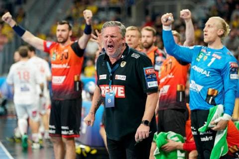 Nikolaj Jacobsen (Trainer, Cheftrainer, RNL), gibt Anweisungen, gestikuliert, mit den Armen gestikulieren, gives instructions, gesticulate, Freisteller, Ganzkörper, Einzelbild, Aktion, Action, Spielszene, schreit, schreien, rufen, Handball, Champions League, Rhein-Neckar Löwen - Telekom Veszprem HC,