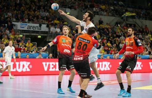 EHF Handball Champions League, Gruppenphase, 9. Spieltag: Rhein-Neckar Löwen - Telekom Veszprem HC am 21.11.2018 in der SAP-Arena in Mannheim (Baden-Württemberg), xmdx, Petar Nenadic (34, Telekom Veszprem), Jannik Kohlbacher (80, Rhein Neckar Loewen), Rhein-Neckar Löwen - Telekom Veszprem HC