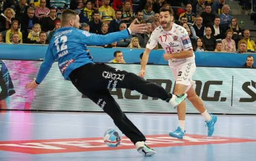 EHF Handball Champions League, Gruppenphase, 9. Spieltag: Rhein-Neckar Löwen - Telekom Veszprem HC am 21.11.2018 in der SAP-Arena in Mannheim (Baden-Württemberg), xmdx, 19-16 fuer Telekom Veszprem durch Dragan Gajic (17, Telekom Veszprem) gegen Andreas Palicka (12, Tor, Rhein Neckar Loewen) , torjubel, Rhein-Neckar Löwen - Telekom Veszprem HC